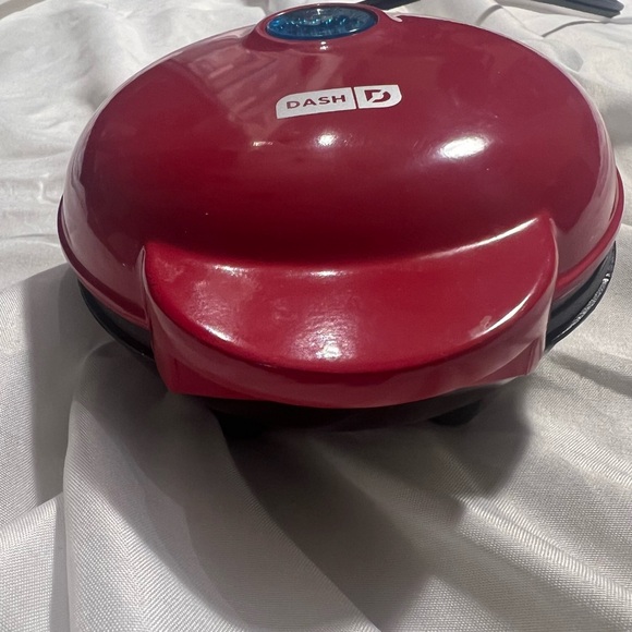 Dash Small  Waffle Maker / Hash Browns Kitchen Appliance in Red 2 1/2” Tall - Picture 9 of 9
